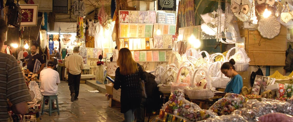 Tunis johon kuuluu markkinat sekä pieni ryhmä ihmisiä
