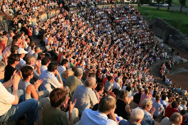 Augusta Raurica sowie große Menschengruppe