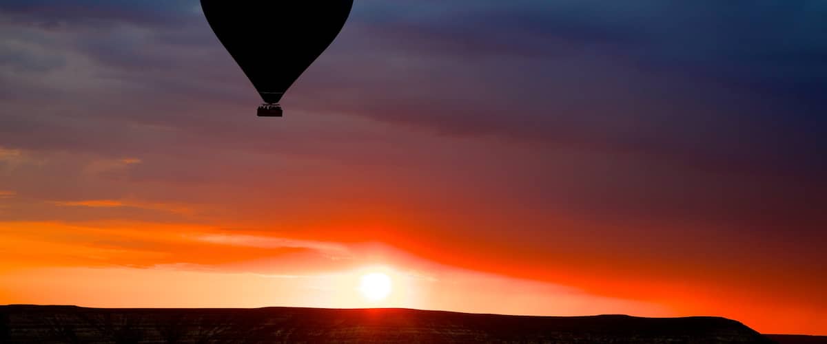 Cappadocië toont ballonvaren en een zonsondergang