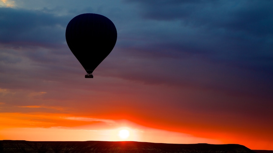 Cappadocia som viser en solnedgang og varmtluftsballon