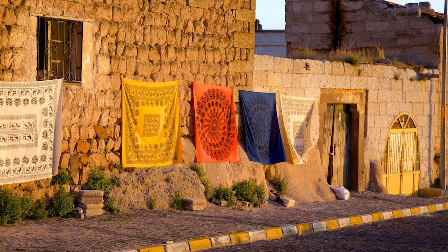 Uchisar Castle showing street scenes
