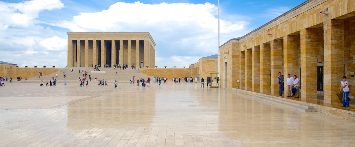 Anitkabir trong đó bao gồm quảng trường, kiến trúc di sản và cảnh đường phố