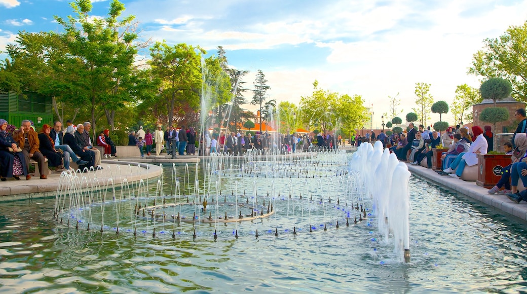 Monumentum Ancyranum mit einem Springbrunnen sowie große Menschengruppe