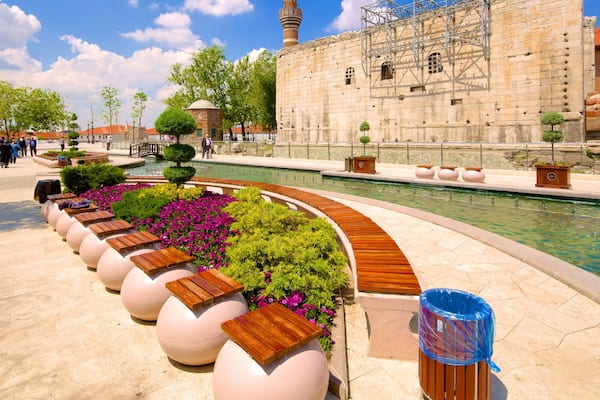 Monumentum Ancyranum das einen Pool und Garten