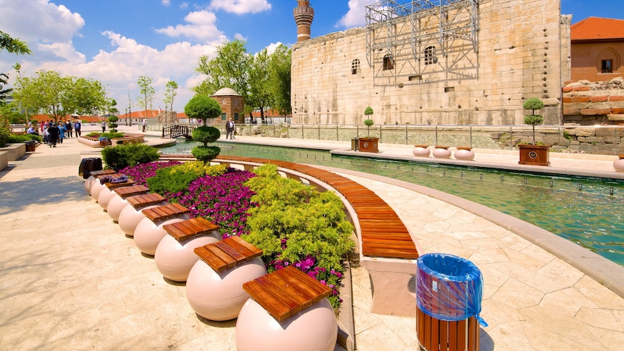 Monumentum Ancyranum que incluye piscina y un parque