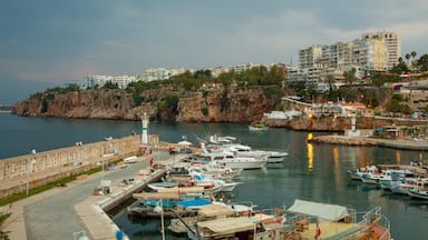 Antalya presenterar en hamn eller havsbukt och en kuststad