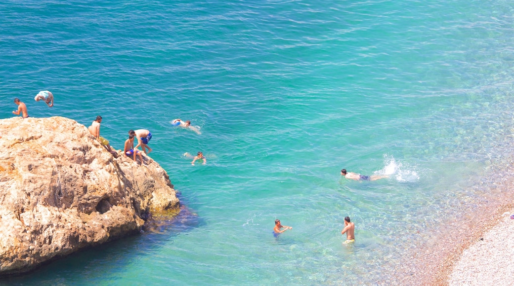 Parque de la playa Konyaalti ofreciendo natación