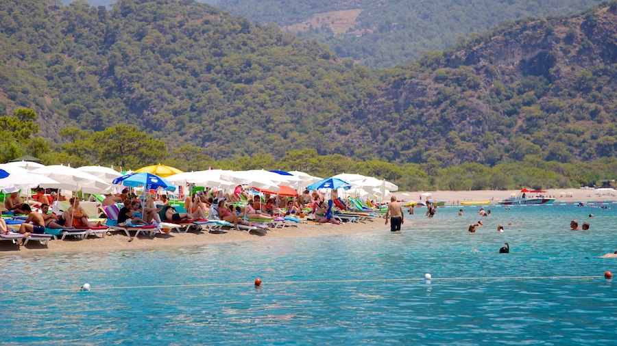 Oludeniz toont een zandstrand en zwemmen