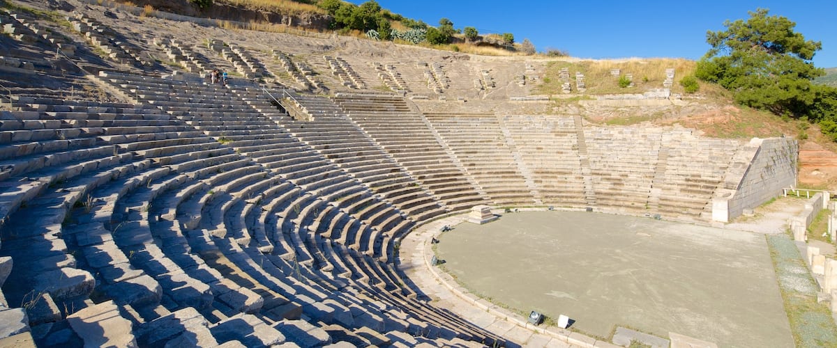 Anfiteatro de Bodrum mostrando ruinas de edificios