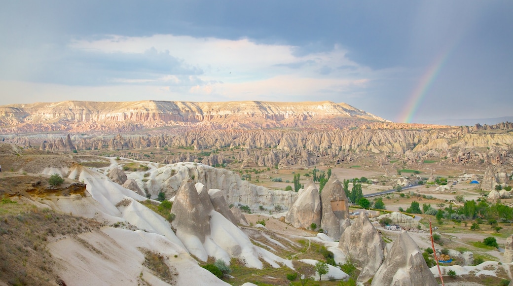 Sunset Point showing mountains