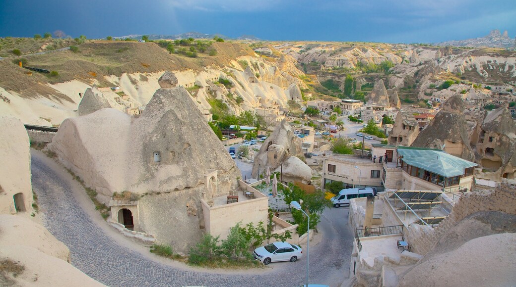 Sunset Point showing street scenes