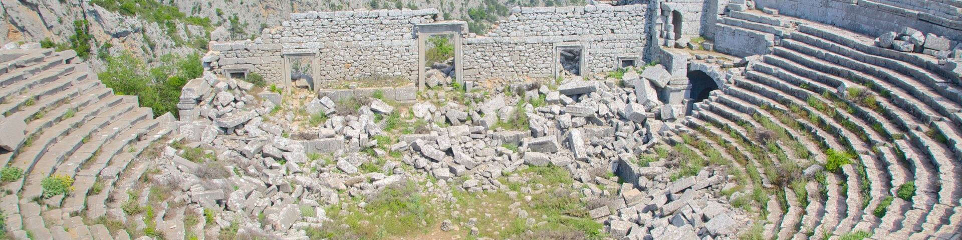 Termessos que incluye ruinas de edificios