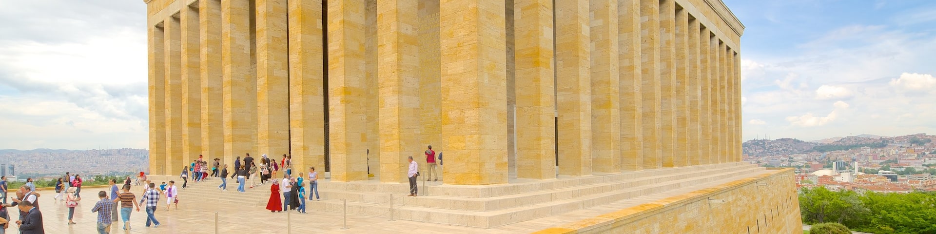 Anitkabir featuring heritage architecture as well as a large group of people