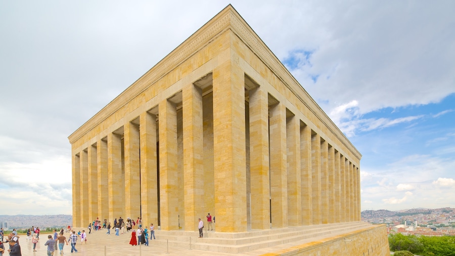Anitkabir caracterizando arquitetura de patrimĂŽnio assim como um grande grupo de pessoas