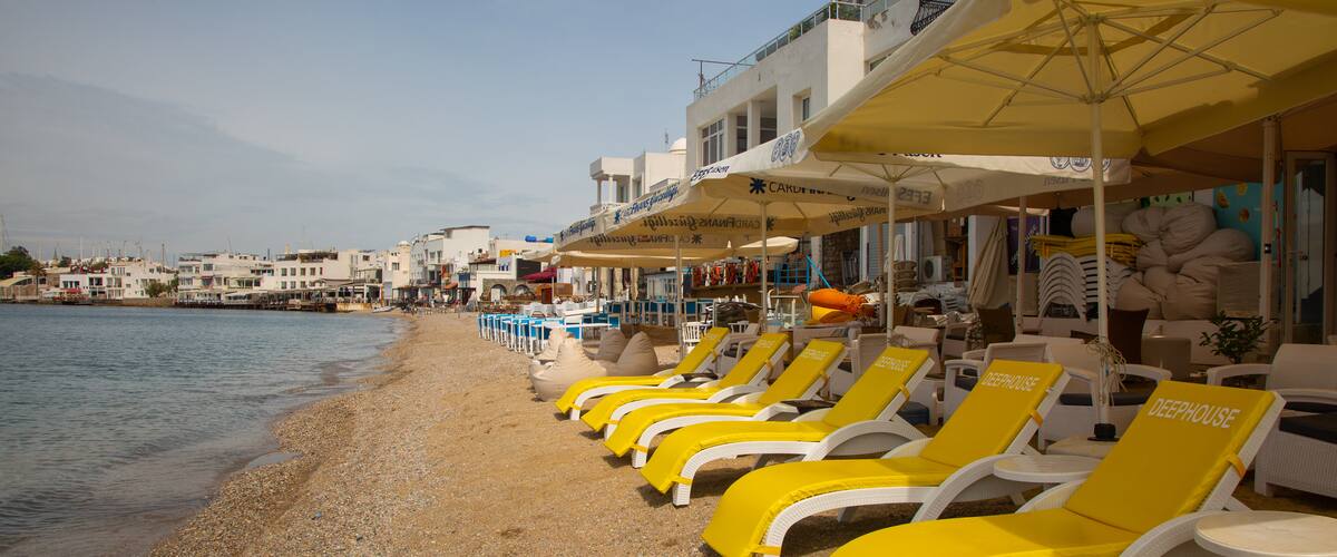Bodrum strand som inkluderar en stenstrand och ett lyxhotell
