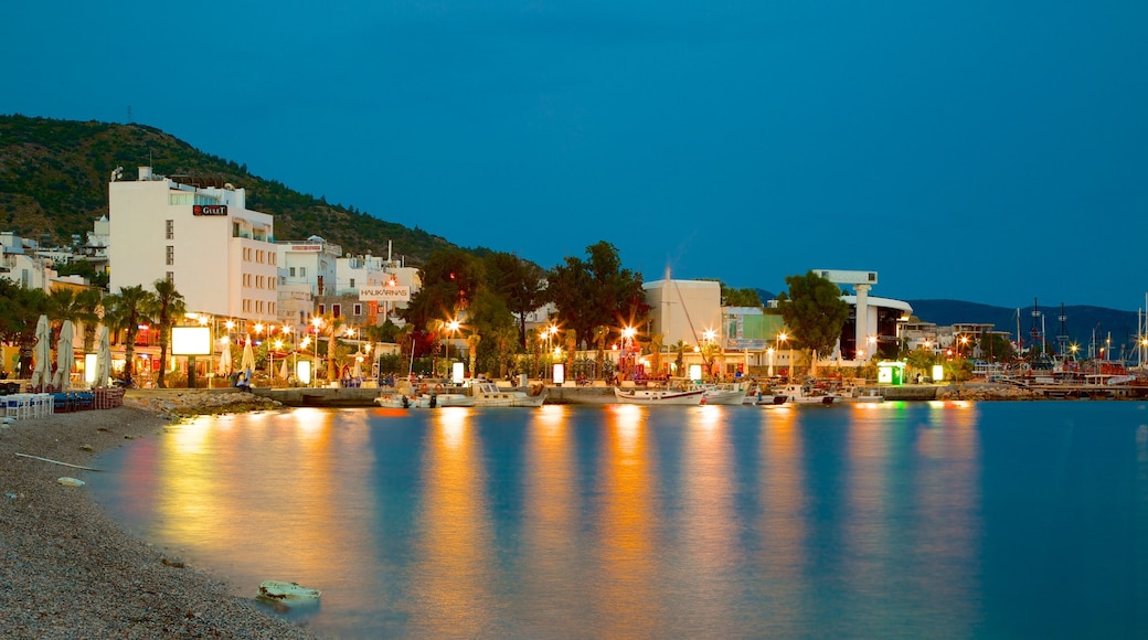 Strand van Bodrum toont nachtleven en een kiezelstrand