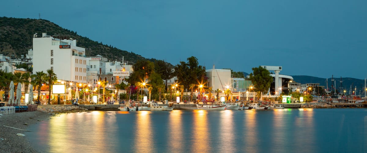 Plage de Bodrum qui includes scènes de nuit et plage de galets
