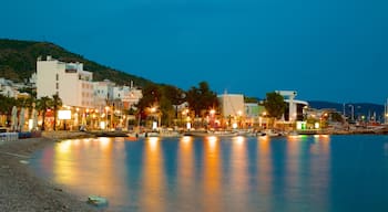 Playa de Bodrum mostrando una playa de guijarros y escenas nocturnas