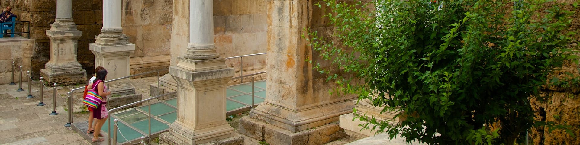 Porte d\'Hadrien qui includes patrimoine architectural