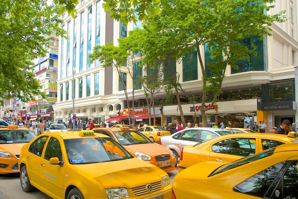 Place Kızılay mettant en vedette scÚnes de rue