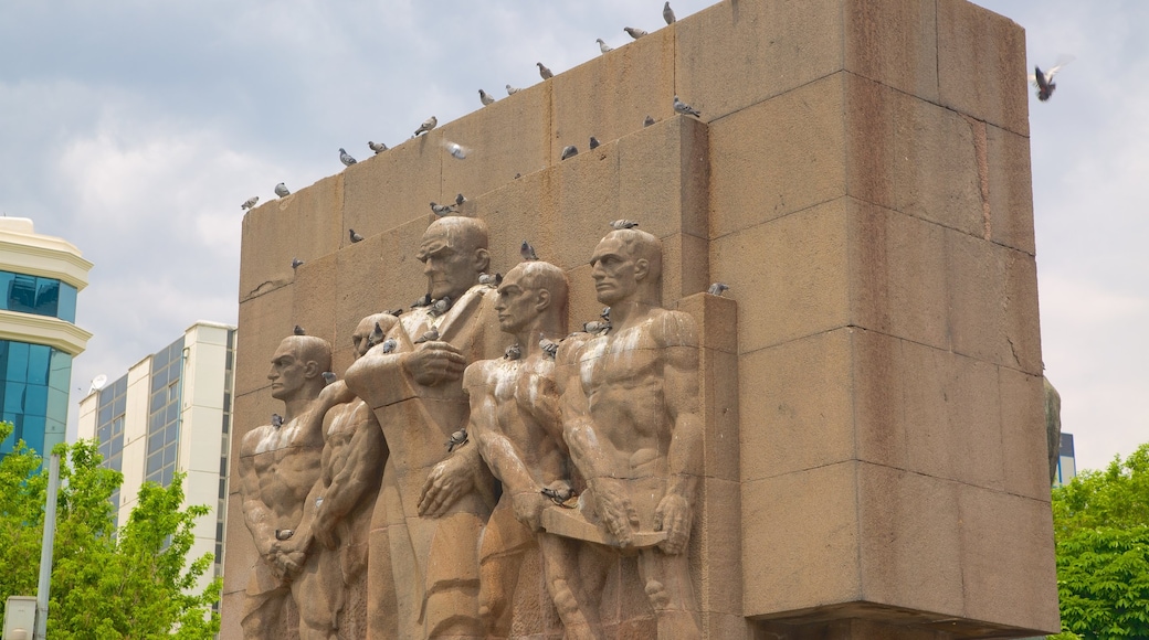 Plaza Kizilay ofreciendo un monumento