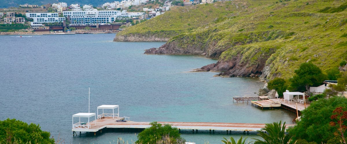 Yalikavak Beach showing general coastal views
