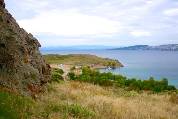 Strand von Yalıkavak welches beinhaltet allgemeine Küstenansicht