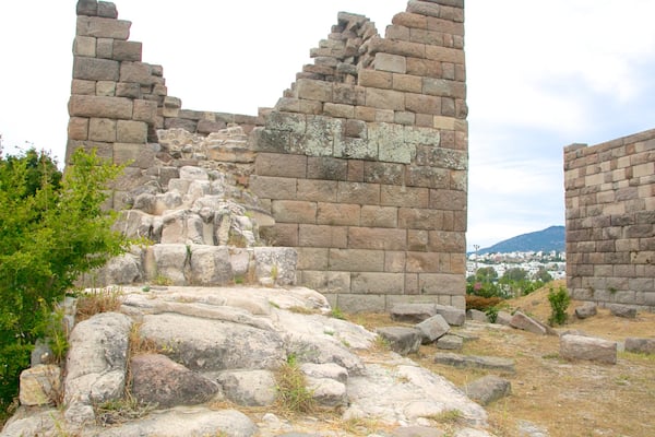Porte de Myndos qui includes bĂątiments en ruines