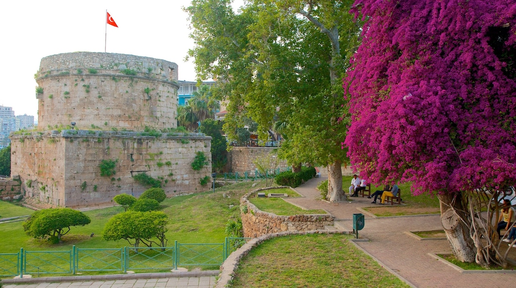 Hidirilik Tower showing a park