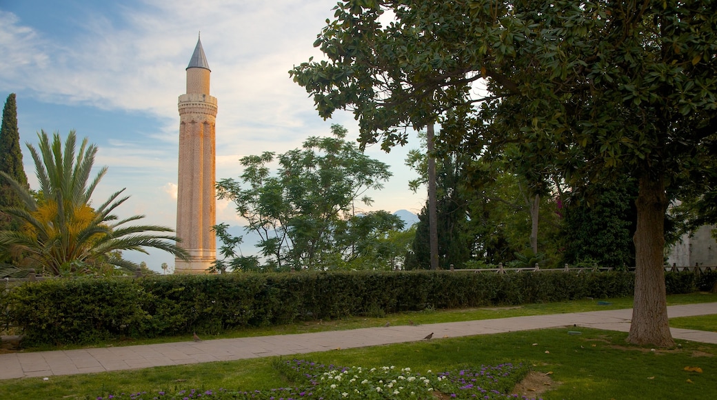 Minareto Yivli che include giardino