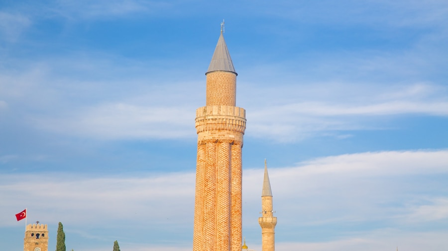Minarete de Yivli mostrando una mezquita y elementos religiosos