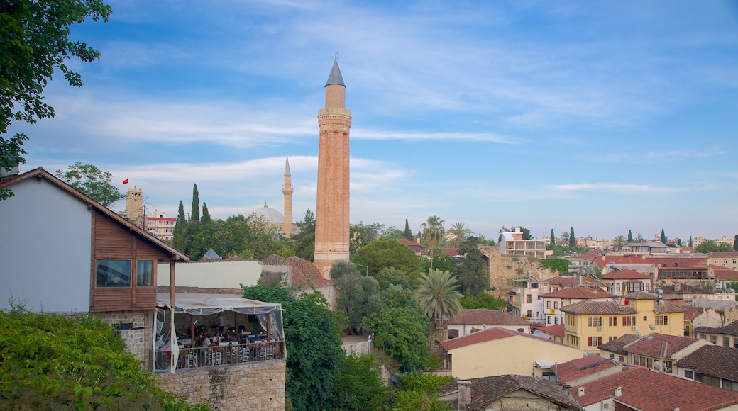 Yivli Minaret toont een stad, een moskee en religieuze aspecten