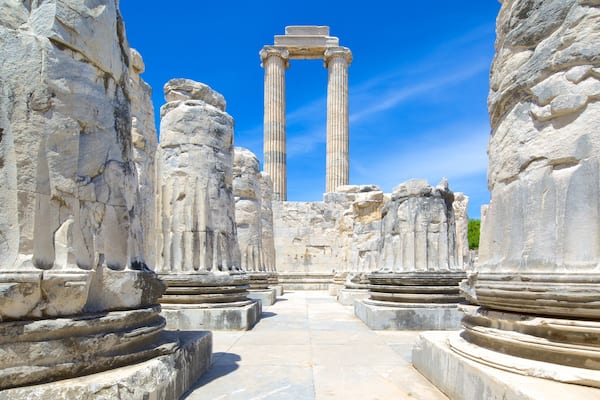 Apollon- und Athena-Tempel mit einem GebÀuderuinen