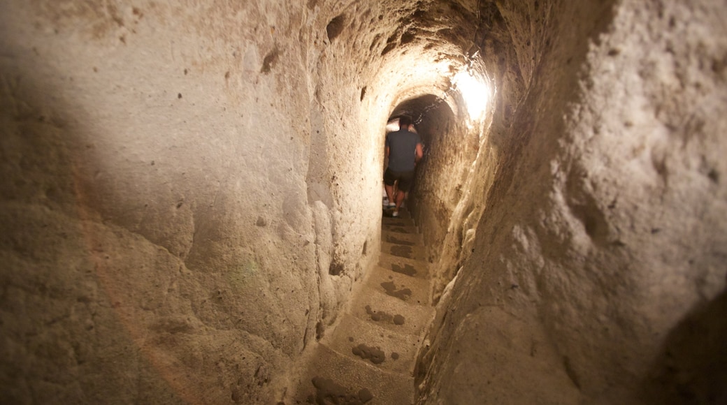 Derinkuyu underjordiska stad som inkluderar historisk arkitektur och grottor