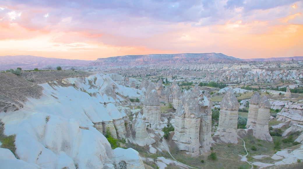 Capadocia que incluye una puesta de sol