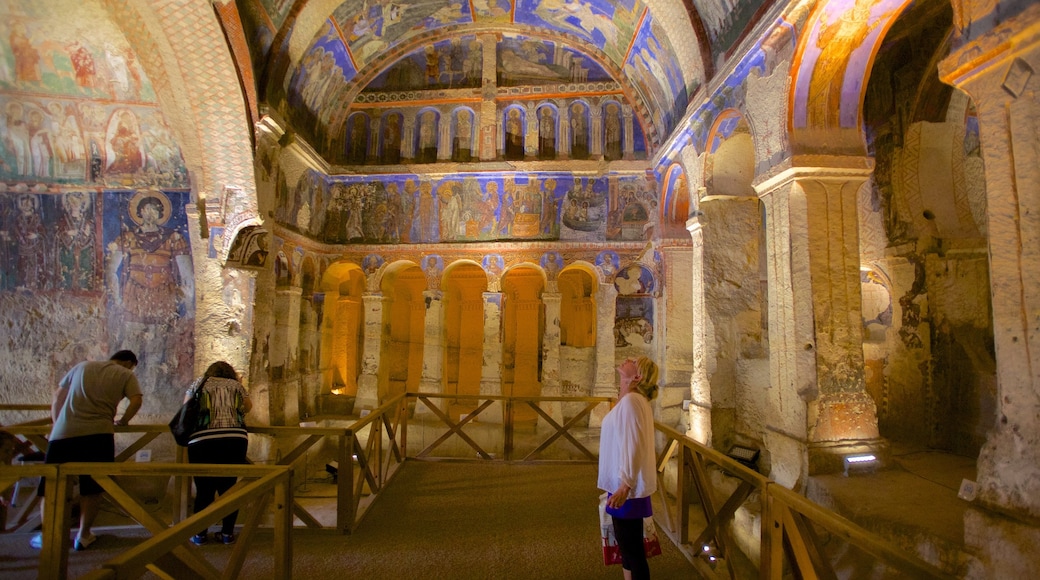 Cappadocia som inkluderer historisk arkitektur, religion og kirke eller katedral