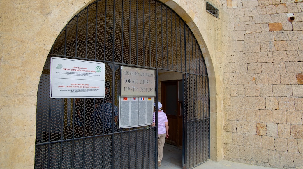 Cappadocia som visar en kyrka eller katedral och religiösa aspekter