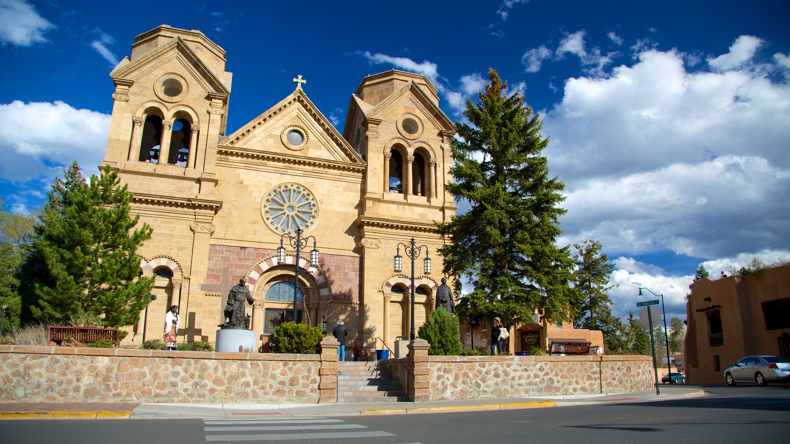 Santa Fe Plaza som visar religiösa aspekter, gatuliv och en kyrka eller katedral