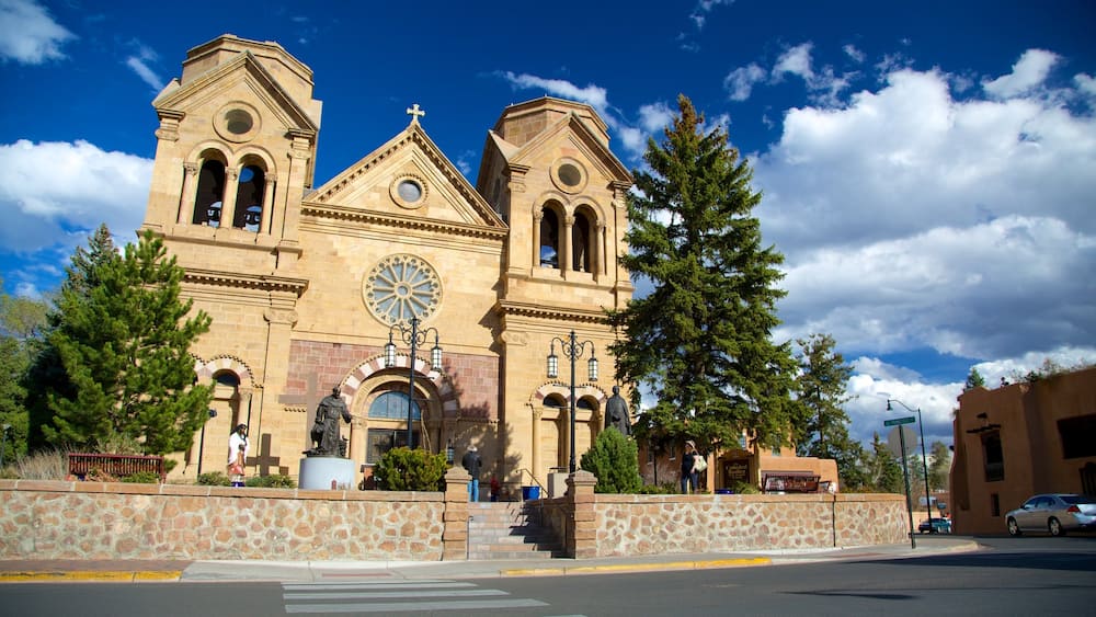 Santa Fe Plaza qui includes patrimoine architectural, éléments religieux et église ou cathédrale