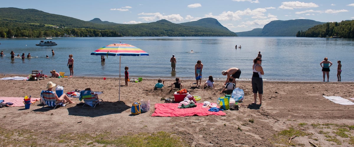 St. Johnsbury ofreciendo una playa de arena y también un gran grupo de personas