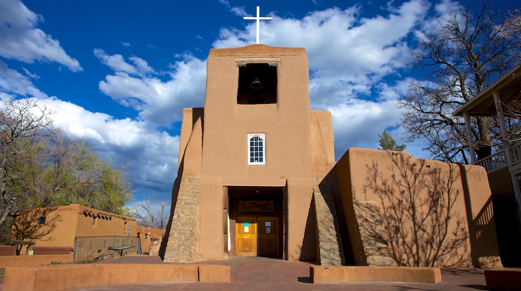 Santa Fe Plaza showing religious elements and a church or cathedral