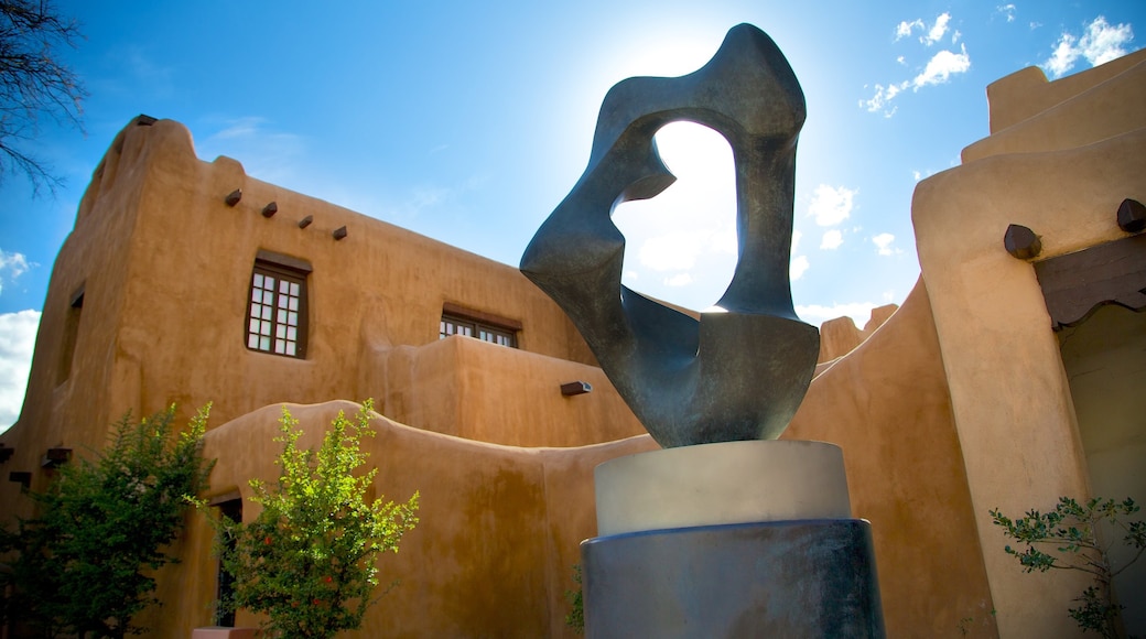 New Mexico Museum of Art presenterar konst och en staty eller skulptur