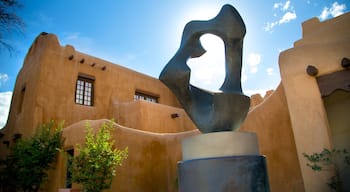 New Mexico Museum of Art presenterar konst och en staty eller skulptur