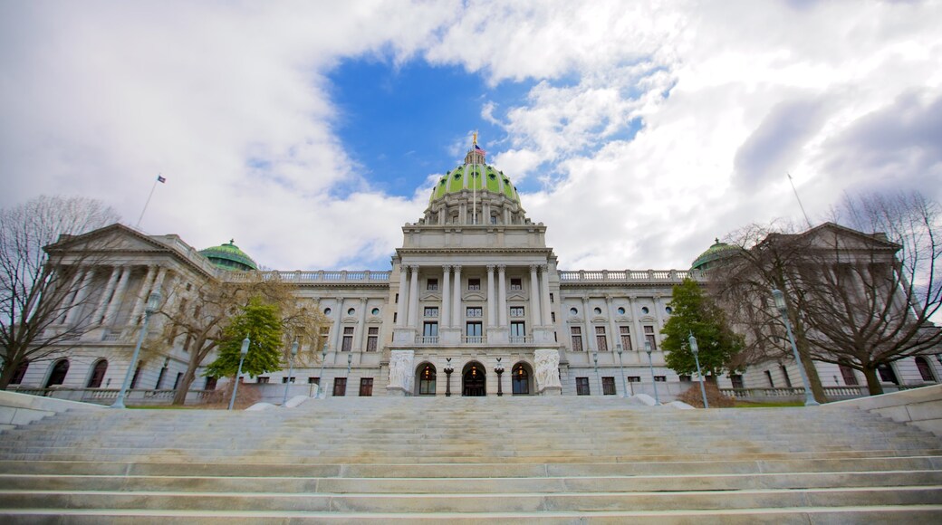 Pennsylvania State Capitol som viser en administrativ bygning, en plads eller et torv og historiske bygningsværker