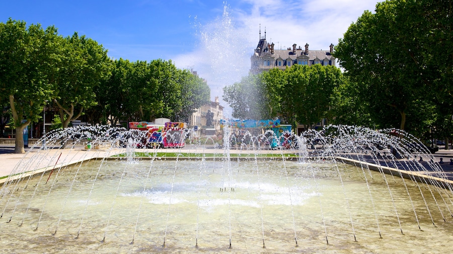 Beziers showing a fountain