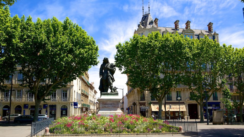 Beziers featuring a memorial, a garden and a statue or sculpture