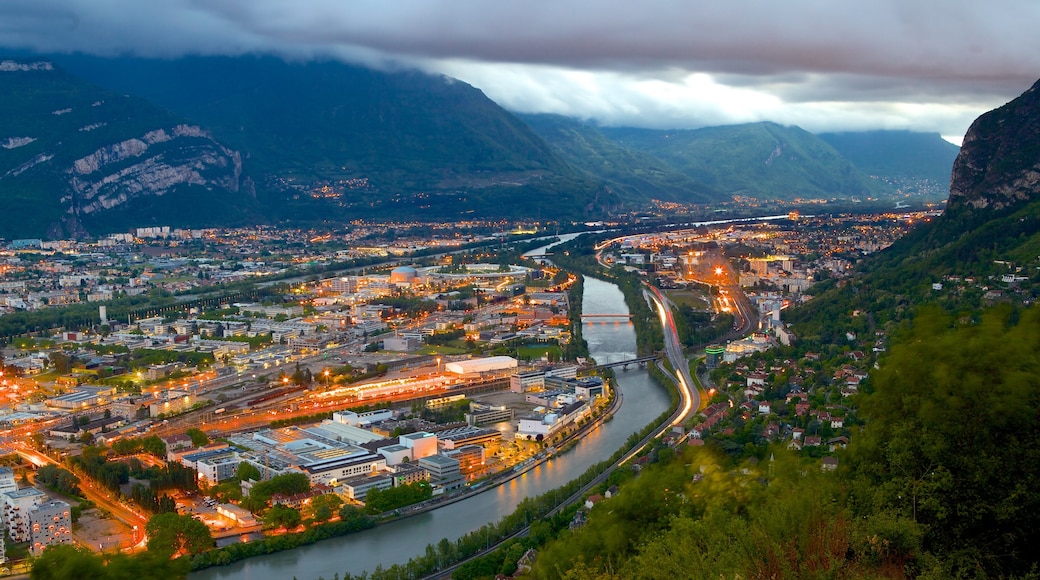 Grenoble-Bastille linbana presenterar en å eller flod och en stad