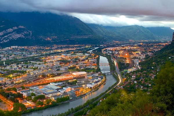 Seilbahn Grenoble-Bastille das einen Fluss oder Bach und Stadt