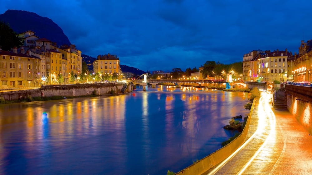 Téléphérique Grenoble-Bastille montrant ville, scènes de nuit et rivière ou ruisseau