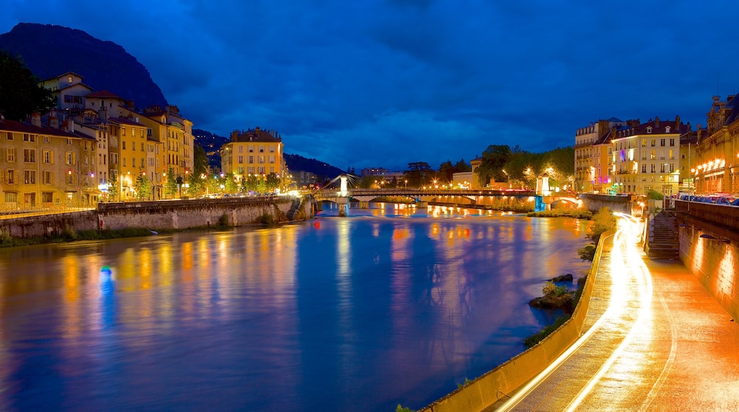 Grenoble-Bastille gondolbane fasiliteter samt elv eller bekk, by og nattbilder